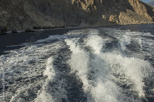 Wasserwellen, verursacht durch ein Motorboot, bei Loutro, Südküste Kretas, Griechenland