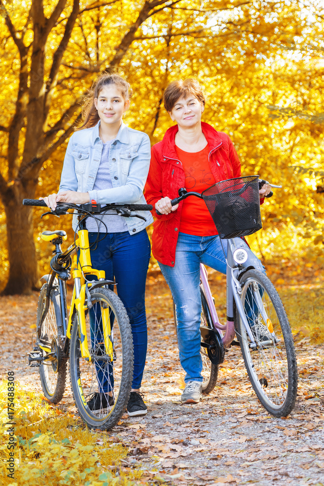 Naklejka premium Mutter und Tochter (Herbst)
