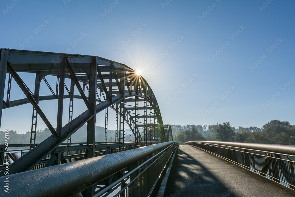 Brücke über den Fluss 