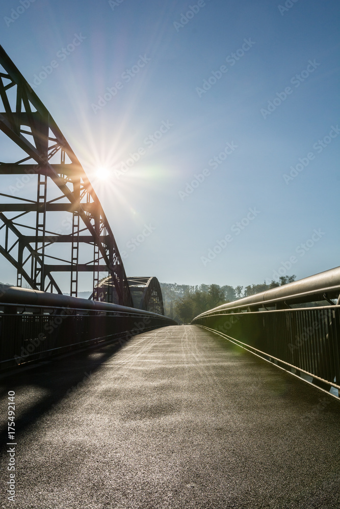 Brücke mit Sonnenstrahlen 