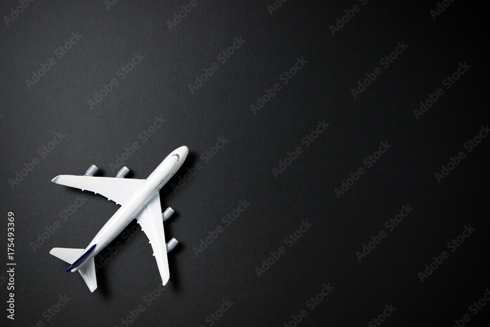 Obraz premium Miniaturowy samolot na białym tle