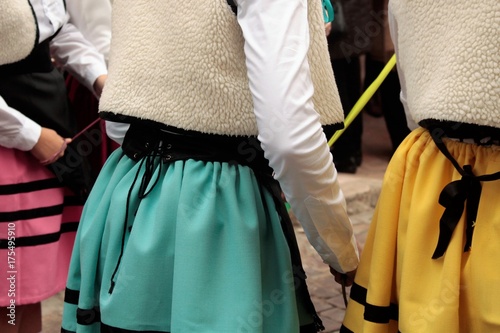 Vestido de folclore español con colores vistosos