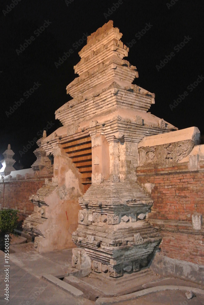 Φωτογραφία JOGJAKARTA, INDONESIA -JUNE 12, 2014: Entrance arch at old Masjid Besar Mataram Kotagede, Jogjakarta Indonesia