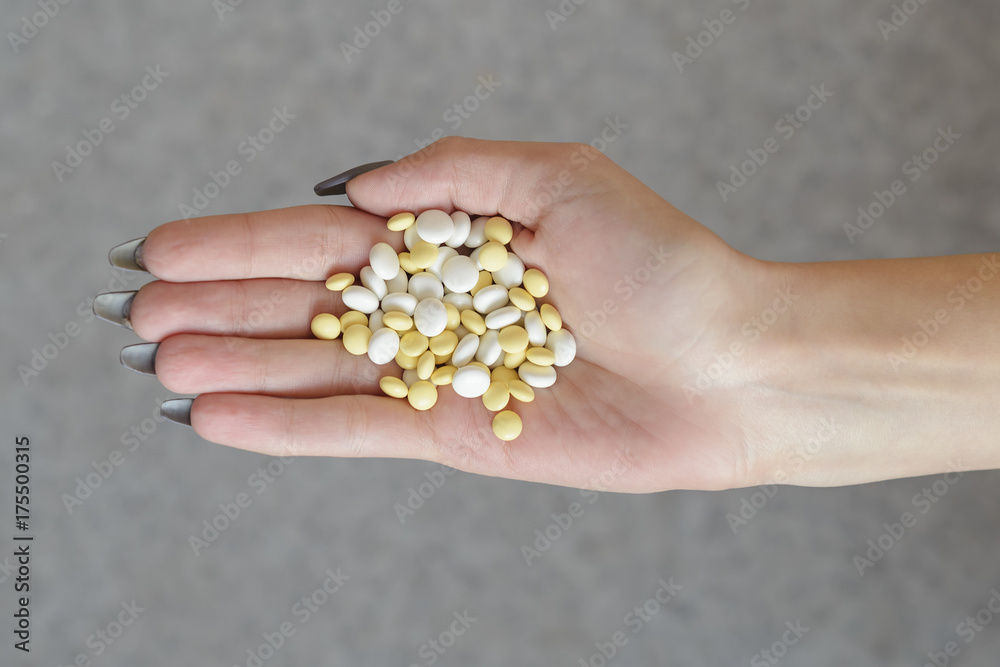 Fototapeta premium pills in a female hand