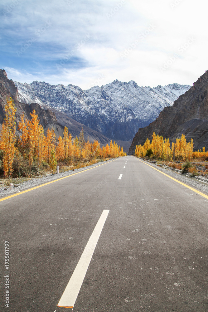 Fototapeta premium Kararoram Highway - Pakistan 