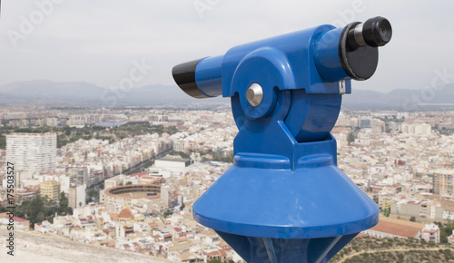 telescopio mirador a una ciudad mediterranea