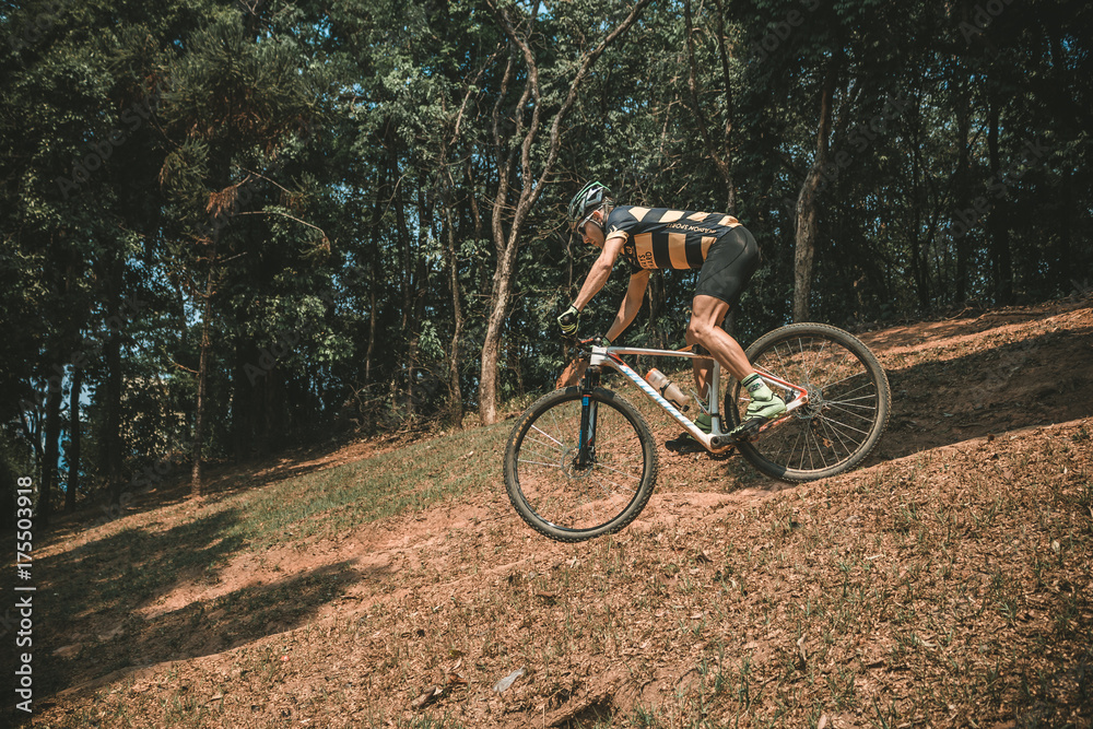 Ciclista descendo o morro