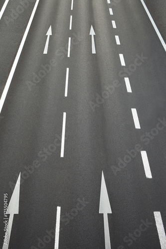Roadway with road surface marking and arrows pointing straight sipsipkašipkašípasfaltpozadipozadíautoautomobilkabinavagonvagónpripojitpřipojitspojitchodkurzprubehprůběhsamozrejmesamozřejměkrizkrizene