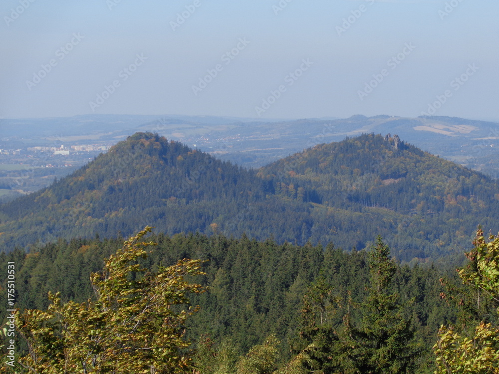 widok na góry Sokole ze Skał Starościńskich w Rudawach Janowickich