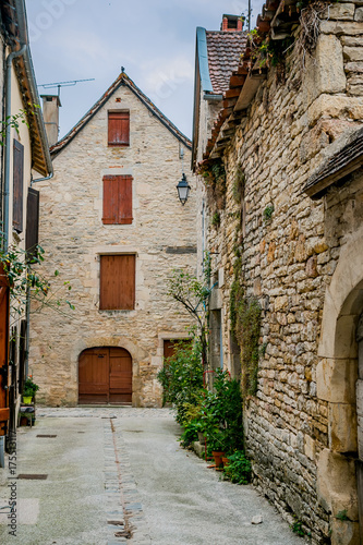 Fototapeta Naklejka Na Ścianę i Meble -  Dans les rues de Villeneuve d'Aveyron