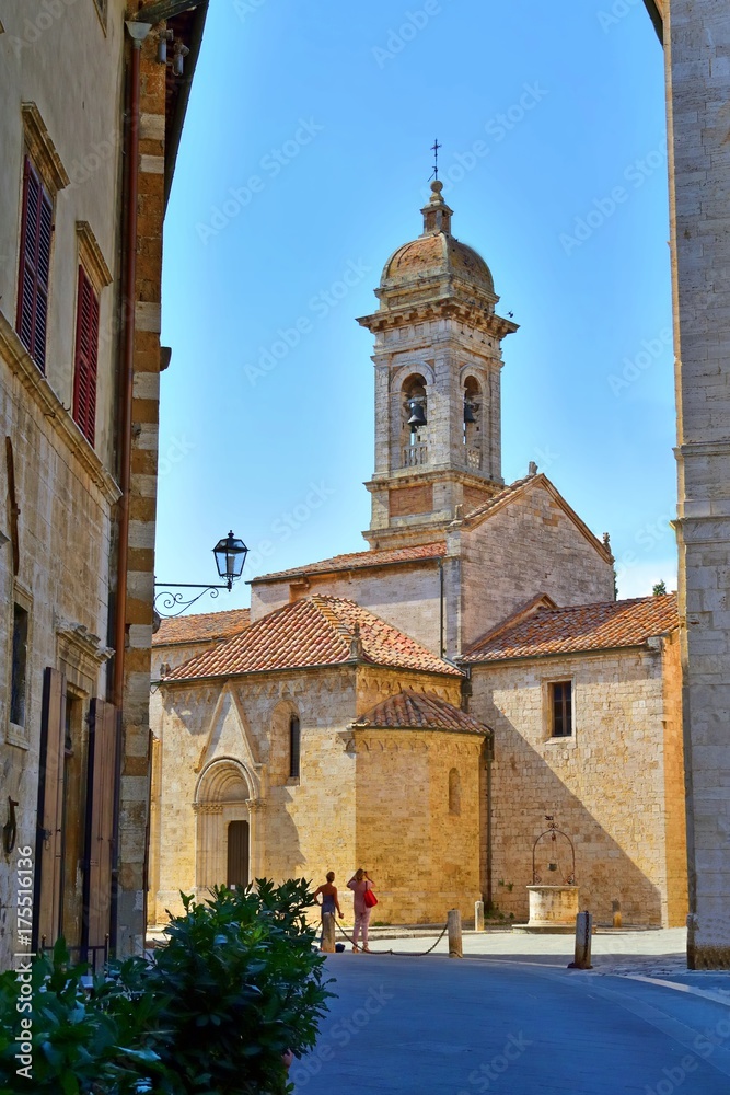Scorcio della Collegiata di San Quirico del XII secolo nel borgo medievale di San Quirico d'Orcia in Siena Toscana