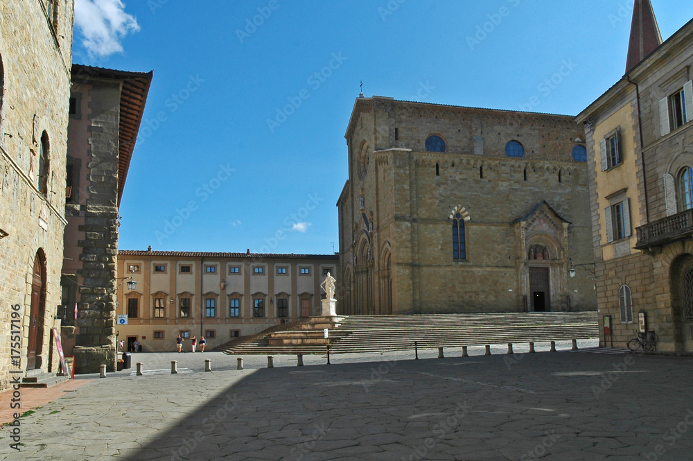 Arezzo, piazza della libertà e Duomo