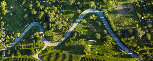 Luftaufnahme, Straßenserpentinen durch ländliche Gegend in Schnait, Remstal, Baden Württemberg, Deutschland © Stefan Schurr