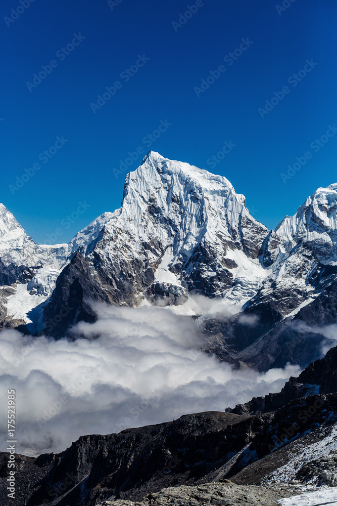 Naklejka premium Mountain in the clouds