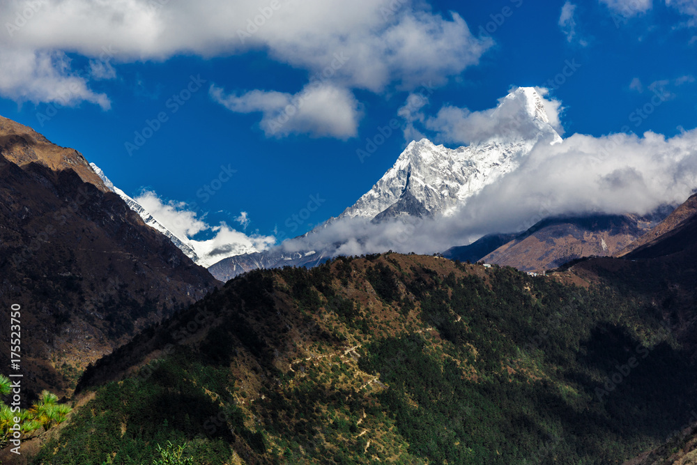 Obraz premium Mountain in the clouds