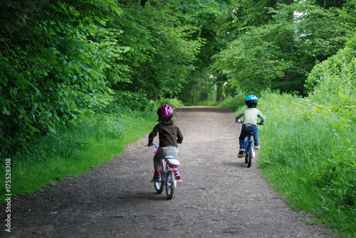 Enfants à vélo dans une forêt - Children riding their bicycles in a forest in France