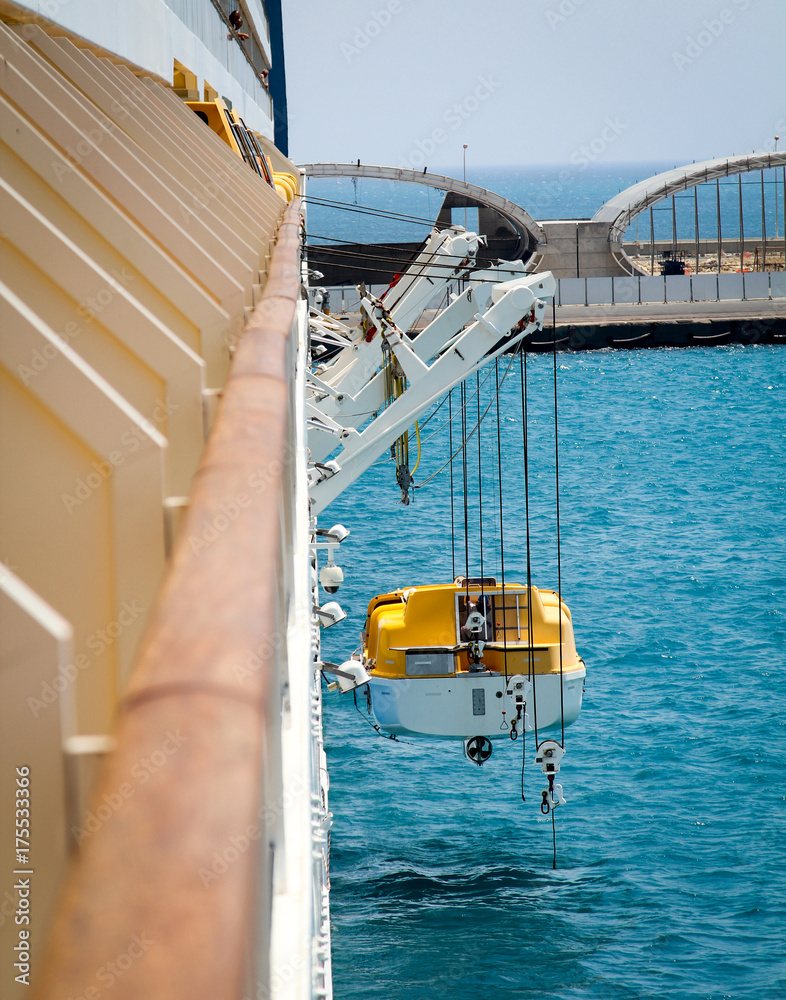 Fototapeta premium enderboot im Wassern, an Schiff, Rettung, Seenotrettung 