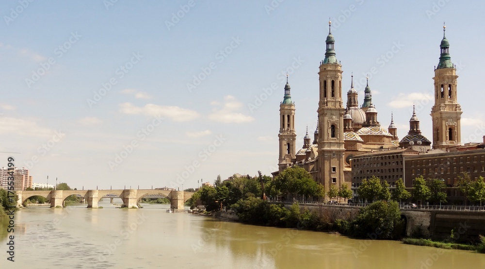 Espagne Saragosse Zaragoza basilique du Pilar Nuestra Señora del Notre-Dame du Pilier pont de pierre sur l'Èbre Aragon