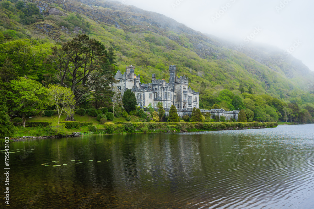 Obraz premium Historic Kylemore Abbey in the mist, County Galway