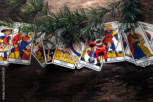 Foto Карты Таро Tarocchi קלפי טארוט cartas 塔羅牌 타로 タロット Tarocco Kartenlegen Cartomante