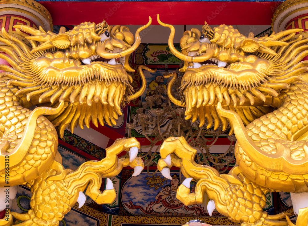 Fototapeta premium Gold dragon statues in Chinese religious venues
