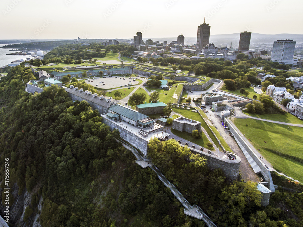 Fototapeta premium Widok helikoptera z lotu ptaka Cytadeli Starej twierdzy panoramę miasta Quebec w tle