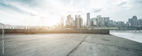 Panel kuchenny z motywem empty concrete floor with cityscape of modern city
