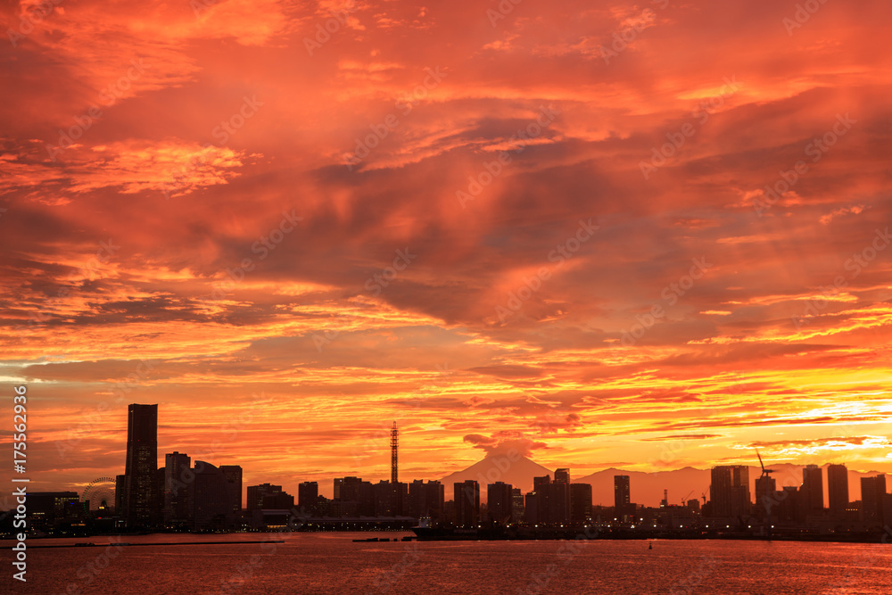 Fototapeta premium Zachód słońca Mt Fuji z Tsurumi Ward Ogurocho do portu w Jokohamie