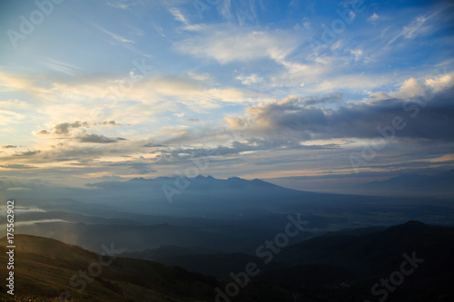 霧ヶ峰高原車山山頂から朝の八ヶ岳 © Umibozze