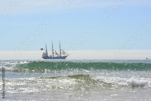 Wellenbrecher, 3 Mast Segelschiff im Atlantik