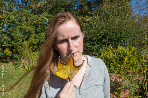Fotografie Femme et feuille morte en automne