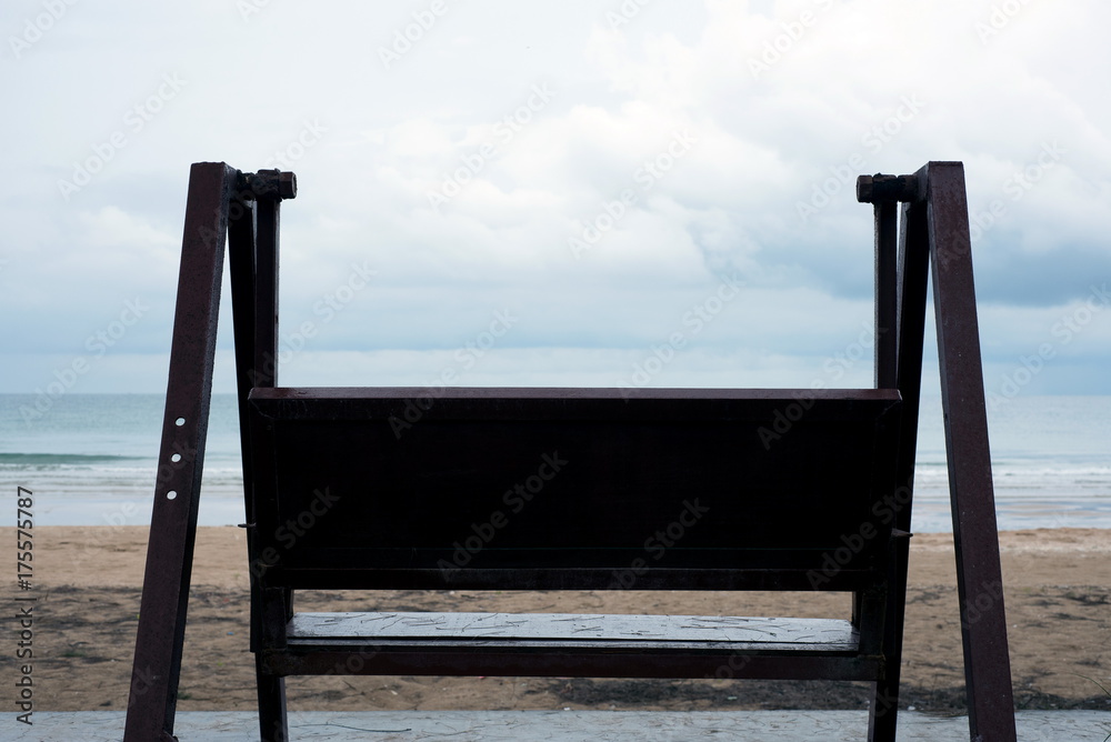 bench   on  beach