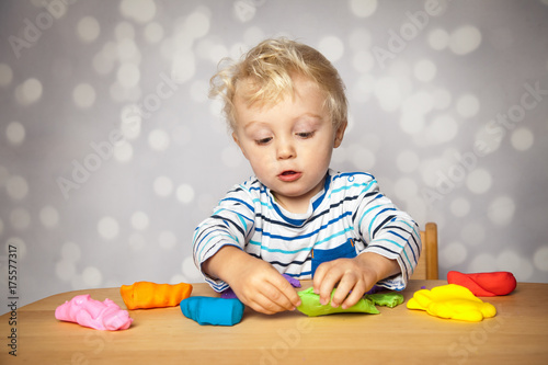 mit Knete spielen