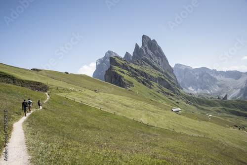 Photos tre turisti camminano sul sentiero delle alpi italiane