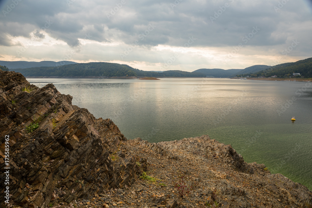 Fototapeta premium Felsen am Uferand des Edersees