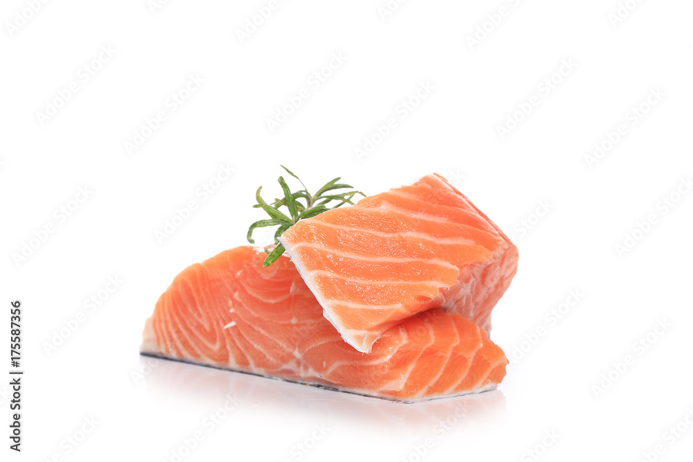 pavé de saumon sur fond blanc