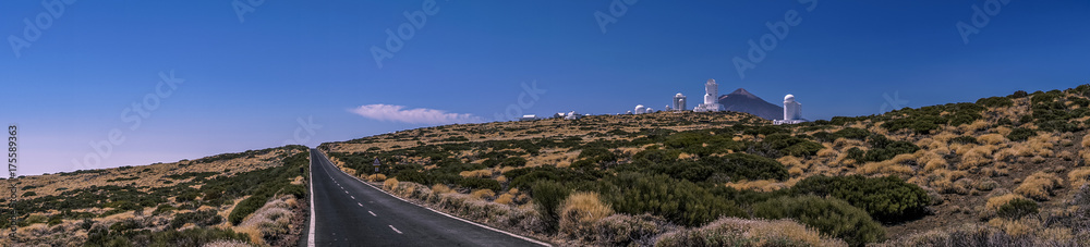 Bergstraße am Observatorium auf Teneriffa mit dem Vulkan Teide im Hintergrund als Panoramafoto