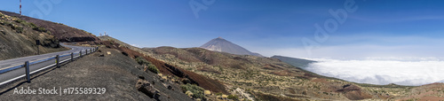 Bergstraße zum Observatorium auf Teneriffa mit dem Vulkan Teide und Wolken im Hintergrund als Panoramafoto