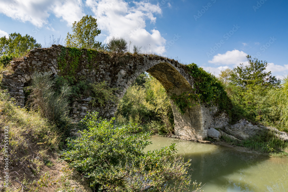 Antico ponte Romano nei pressi di Squillace, provincia di Catanzaro IT