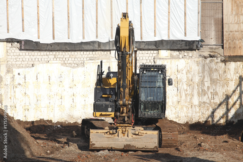 Fototapeta premium Bagger mit Baggerschaufel auf einer Baustelle