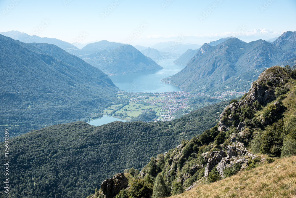 Blick vom Pizzo Copa unterhalb des Monte Grona auf den Lagodi Piano und im Hintergrung den Lago di Lugano Richtung west