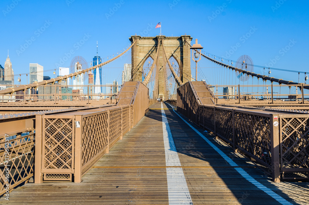 Fototapeta premium Almost alone on the Brooklyn Bridge, New York, USA