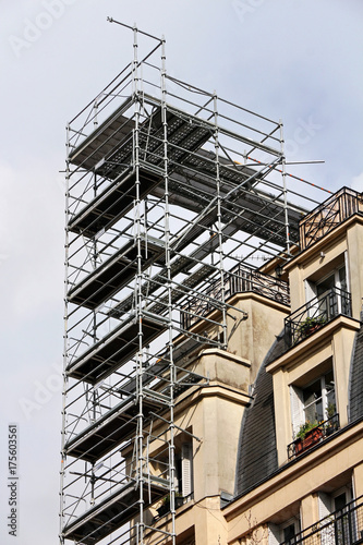 Scaffolding -Renovation work - uptown Paris © Jonathan Stutz
