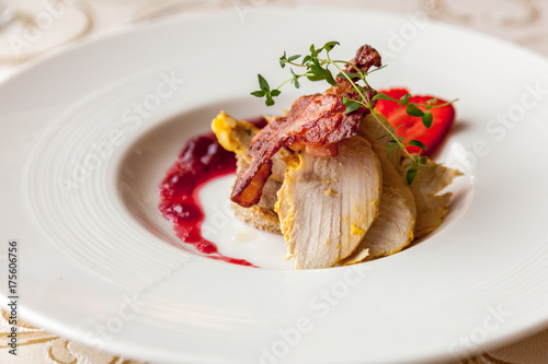 Filet z piersi perliczki marynowany w pomarańczach, cytrynach, amaretto i ziołach. Podany z domowym pasztetem na grzance