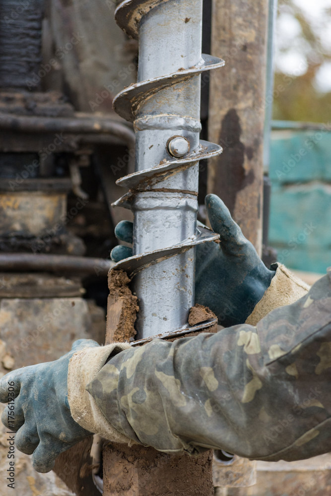 Drilling machine for drilling holes in the ground Drilling machine for drilling holes in the ground