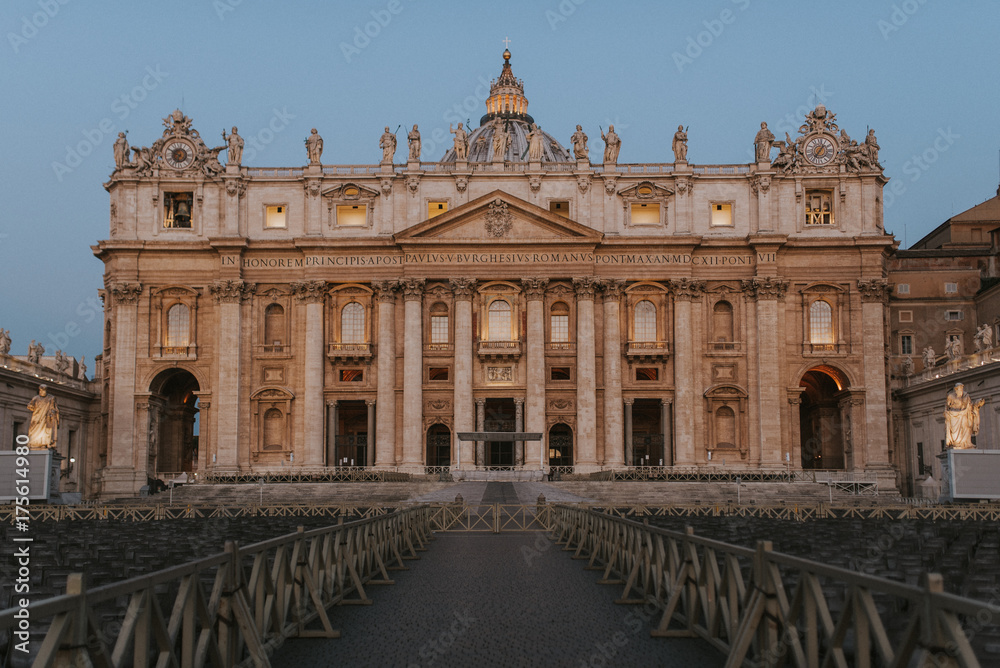 Obraz premium Sunrise light on Saint Peter, Vatican City in Rome, Italy