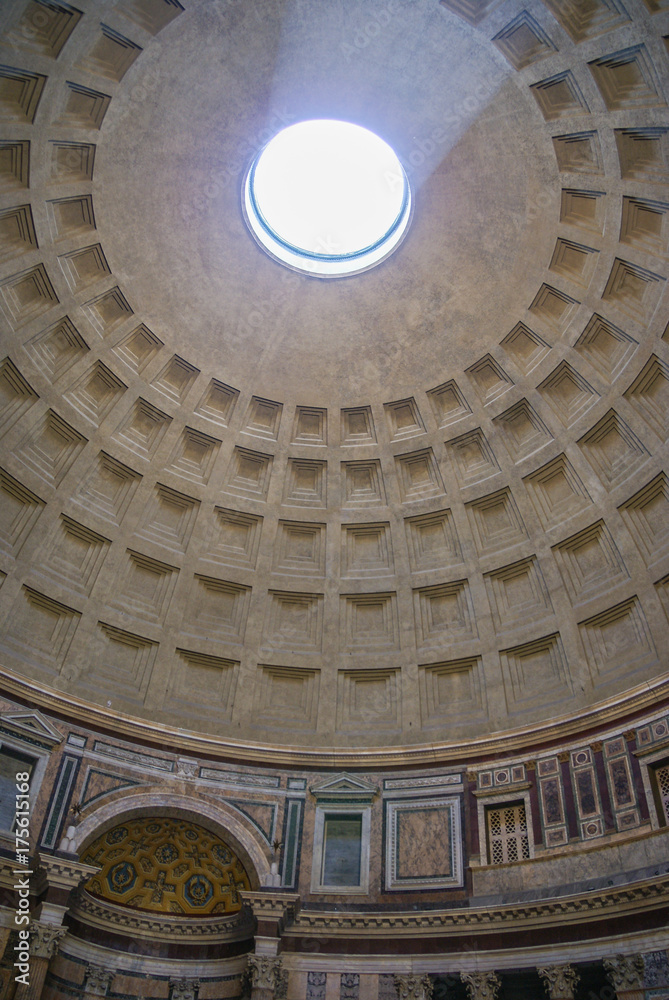 Decke des Pantheon in Rom mit Lichtstrahl