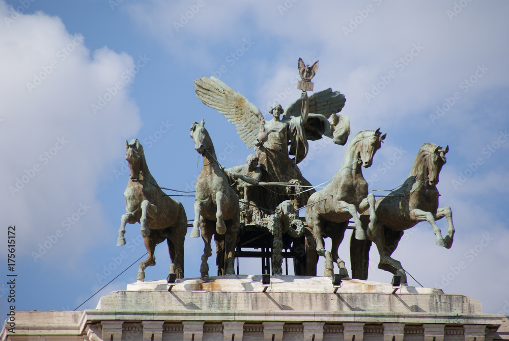 Obraz premium Sieges-Statue auf dem Dach des Kapitolinischen Museum, Rom