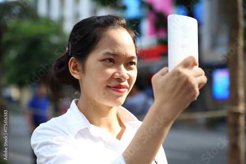 スマートフォンで写真を撮る女性