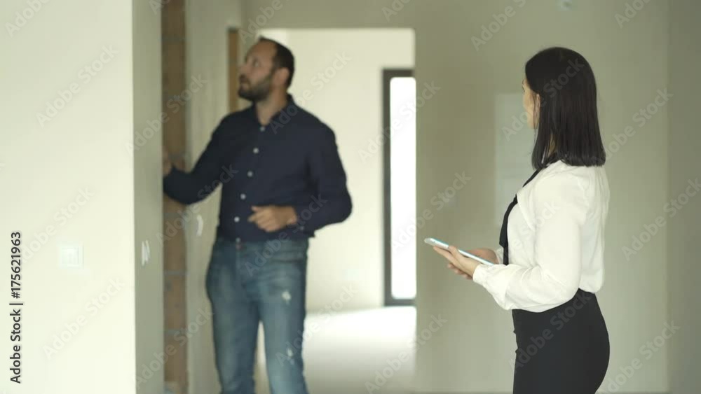 Female real estate agent with client talking and using tablet and level at new home
Female real estate agent with client talking and using tablet and level at new home